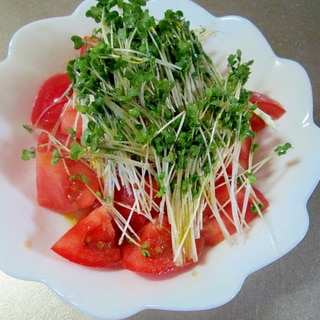 栄養タップリ♪トマトとブロッコリースプラウトサラダ